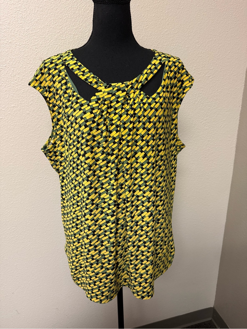 Kasper 2X Geometric Twist Neck Blouse Yellow Black Career Plus Size Top - Picture 2 of 8